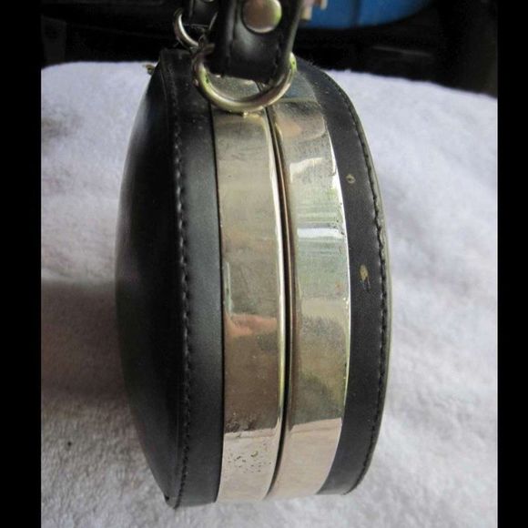 Black Oval FAM*E Purse Handbag Hard Case Bag Body Strap Metal Closure & Trim - Picture 2 of 16